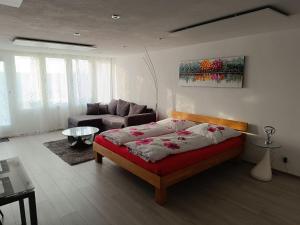Postel nebo postele na pokoji v ubytování Ferienwohnung Sasbachwalden H2 Ap3 mit beheiztem Innenpool und Sauna + 13 fotografií