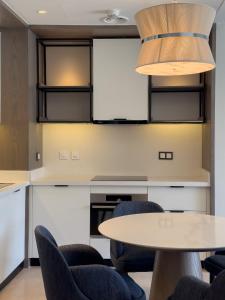 Η κουζίνα ή μικρή κουζίνα στο 2 Bedrooms Garden Suite at Address Beach Resort Marassi