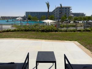 Πισίνα στο ή κοντά στο 2 Bedrooms Garden Suite at Address Beach Resort Marassi