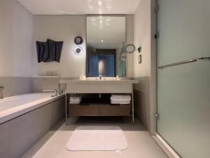 Ένα μπάνιο στο 2 Bedrooms Garden Suite at Address Beach Resort Marassi