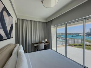 Ένα ή περισσότερα κρεβάτια σε δωμάτιο στο 2 Bedrooms Garden Suite at Address Beach Resort Marassi