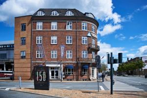 un grande edificio in mattoni su una strada cittadina di Danhostel Odense City a Odense