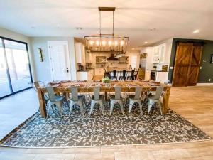 Un comedor con una mesa grande y sillas. en The Phoenix Farmhouse, en Phoenix