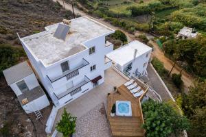 The swimming pool at or close to Villa Dirui