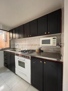 Kuchyň nebo kuchyňský kout v ubytování Bamuka Hostal