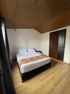 Cama o camas de una habitación en Bamuka Hostal