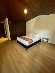 Cama o camas de una habitación en Bamuka Hostal