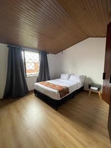 Cama o camas de una habitación en Bamuka Hostal