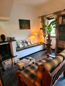a living room with a couch and a table at La Volpe e la Rosa in Uscio