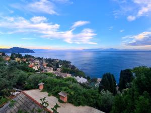 a view of a town and the ocean at Il sogno del capitano in Pieve Ligure