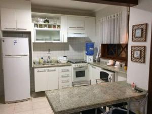 Kuchyň nebo kuchyňský kout v ubytování Casa em Condomínio Maresias frente a praia