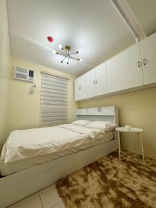 a bedroom with a bed and a ceiling fan at La Casa De Lita in Manila +12 photos