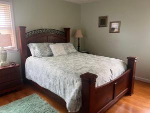 Ένα ή περισσότερα κρεβάτια σε δωμάτιο στο Cozy Cove of Danville LLC