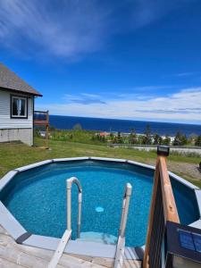 una piscina con vista sull'oceano di CASA VERONICA, 4 seasons Cottage a Gaspé