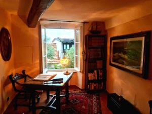 a small room with a table and a window at Il sogno del capitano in Pieve Ligure