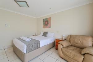 Letto o letti in una camera di Emerald Central Palms Motel