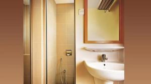 Un baño con lavabo y ducha con espejo. en Private room in Genting Highland, en Genting Highlands
