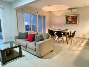 a living room with a couch and a table at Amplio departamento sobre Av Cacique Lambaré in Asunción