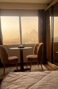 Uma área de estar em Rotana Pyramids View