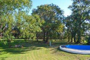 a park with a picnic table and a swimming pool at Lo de Esther in Villa Constitución