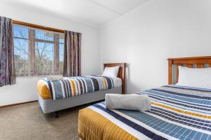 Postel nebo postele na pokoji v ubytování Marys Cozy Cottage + 7 fotografií