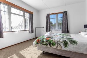 Postel nebo postele na pokoji v ubytování Marys Cozy Cottage