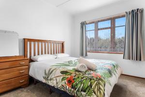 Postel nebo postele na pokoji v ubytování Marys Cozy Cottage