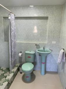 Finca la Magdalena ''Jacuzzi, naturaleza en la casona'' في Hacienda Conraquí: حمام مع مرحاض ومغسلة +17 صورة