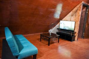TV a/nebo společenská místnost v ubytování Cabaña monte de los olivos + 26 fotografií