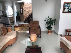 a living room with a couch and a chair at Linda casa con jacuzzi in Roldanillo