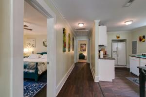 un couloir menant à une chambre avec un lit et une cuisine dans l'établissement Hometown Clarksville Cottage, à Clarksville