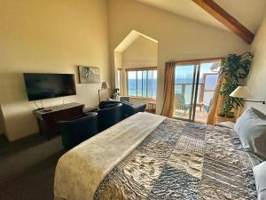 Televiisor ja/või meelelahutuskeskus majutusasutuses Turtle Rocks Oceanfront Inn