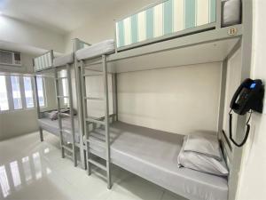 マニラにあるUHome Lacsonの二段ベッド3組が備わる建物内の部屋 +35枚の写真