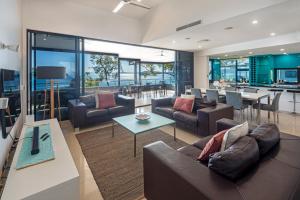TV a/nebo společenská místnost v ubytování Edge Apartments on Hamilton Island by HIHA