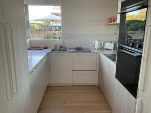Kuchyň nebo kuchyňský kout v ubytování Alex Beachfront Views + 3 fotografie