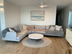 Χώρος καθιστικού στο Alex Beachfront Views