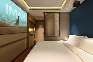 Letto o letti in una camera di Jingli Hotel Beijing Heshenghui Dajiaoting Subway Station Branch