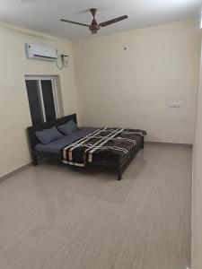 a bedroom with a bed in the corner of a room at Elite Royal Heaven 3BHK in kāraikāl +6 photos