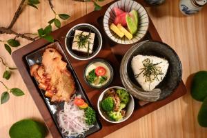 Makanan di atau berdekatan hotel