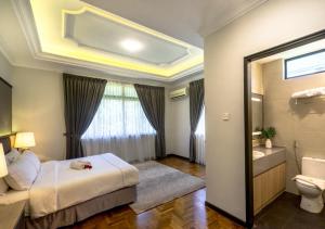 Postel nebo postele na pokoji v ubytování Tanjung Puteri Golf and Resort Malaysia