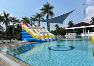 Bazén v ubytování Tanjung Puteri Golf and Resort Malaysia nebo v jeho okolí