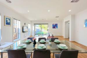 Χώρος καθιστικού στο Westbrook Home 7beds by GoodLive