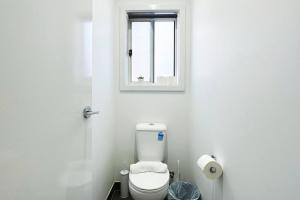 Ένα μπάνιο στο Westbrook Home 7beds by GoodLive +25 φωτογραφίες