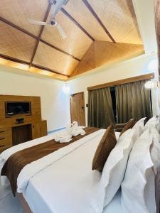 BeraにあるJawai's Wildness Lodgeのベッドルーム(白いシーツを使用した大型ベッド1台付)