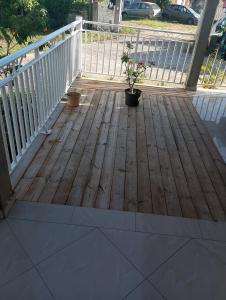 un ponte di legno con due piante in vaso di Zoranj Delair a Sainte-Anne