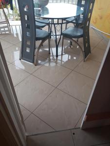 un pavimento piastrellato con sedie e un tavolo di Zoranj Delair a Sainte-Anne Altre 5 foto