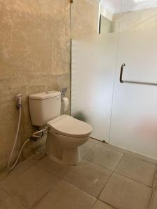 une salle de bain avec toilettes et cabine de douche dans l'établissement ATHAYA GUEST HOUSE canggu, à Kerobokan