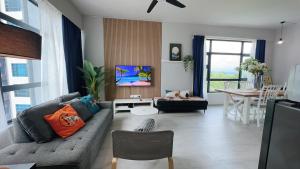 Una sala de estar con un sofá y un televisor. en Ocean x Mount Kinabalu View- High Floor Corner Luxury Stay - Mango House5, en Kota Kinabalu