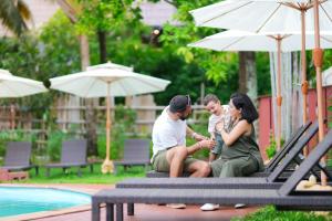 カロンビーチにあるTouch Sea Boutique Hotel&Bistroの一団