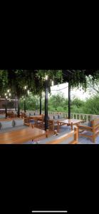 una fila di panchine in una stanza alberata di Hotel Dhulikhel View Point a Dhulikhel
